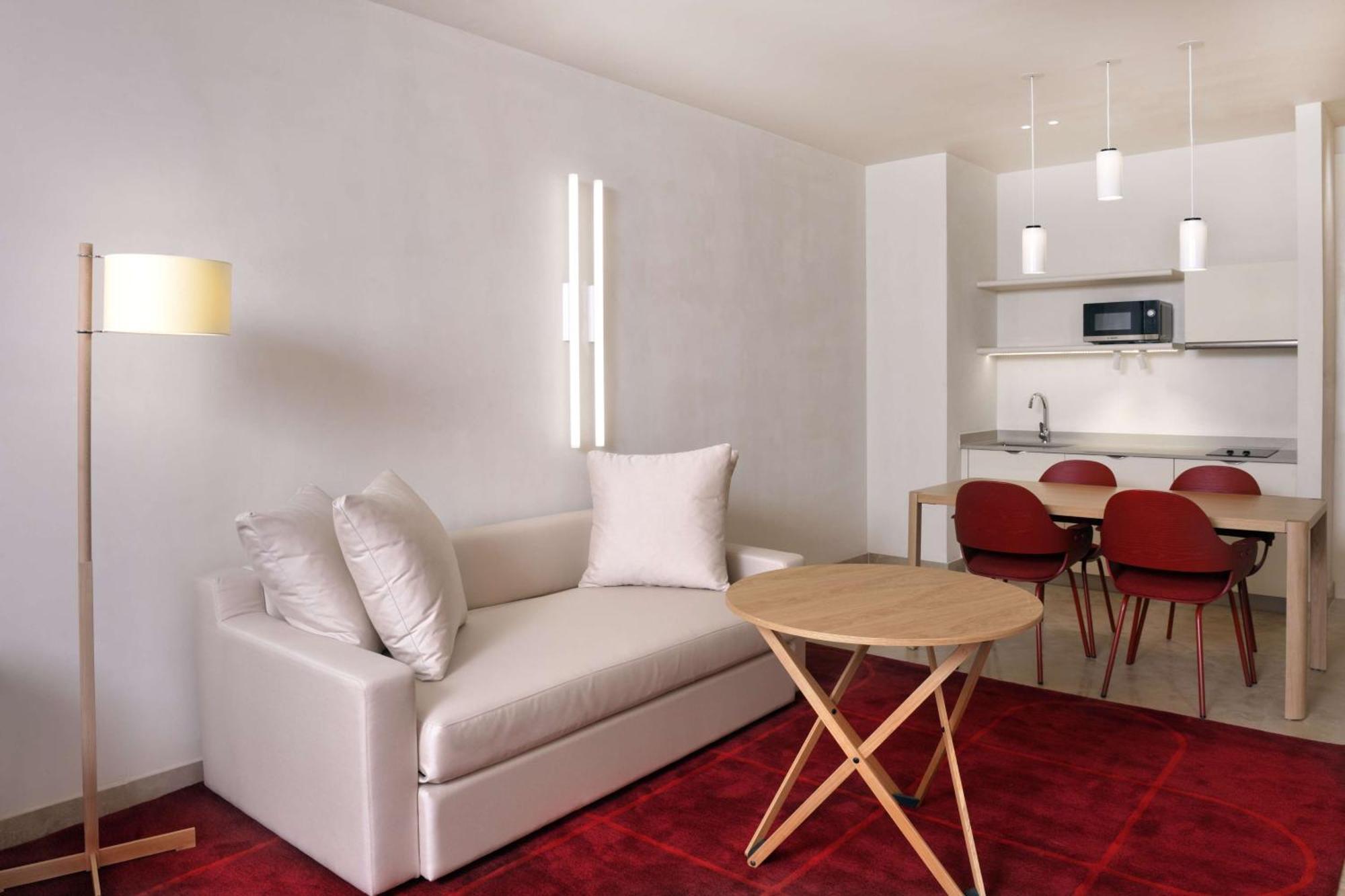 Doubletree By Hilton Ben Guerir Hotel & Residences Benguerir Exterior photo